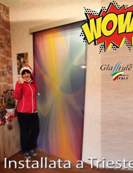 Porta in vetro decorata con un design ispirato ai colori e ai movimenti dell'aurora boreale, perfetta per aggiungere un tocco di eleganza e originalità agli ambienti.