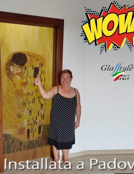 Modello porta vetro pacio ispirato alle opere di Gustav Klimt, caratterizzato da motivi ornamentali e colori vivaci.