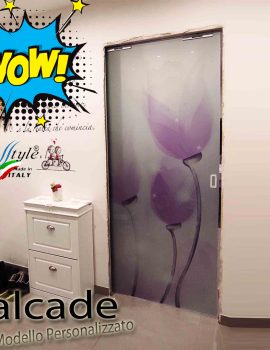Scopri il fascino unico della porta "Design" di Glasstyle, che unisce design e funzionalità. Con un'elegante decorazione floreale e messaggi ispiratori, questa porta è perfetta per ogni ambiente. Trasforma la tua casa in un sogno!