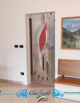 Porta scorrevole decorata con un'opera d'arte colorata in un ambiente interno.