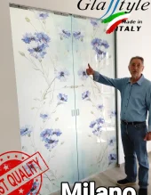 Questa porta in vetro stratificato è un elemento distintivo che unisce estetica e funzionalità. Il suo design modello tribù, con motivi geometrici e linee audaci, porta un senso di avventura e originalità negli spazi interni. Ideale per chi desidera esprimere la propria personalità attraverso l'arredamento, questa porta è perfetta per soggiorni, studi o qualsiasi ambiente che richieda un tocco di creatività. Scegli la nostra porta in vetro stratificato per trasformare il tuo spazio in un'opera d'arte vivente!