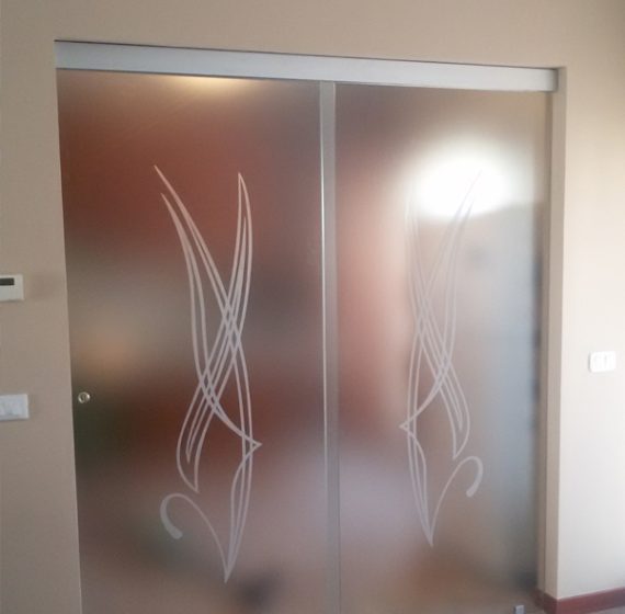 doppia-porta-scorrevole-serglasstyle-porte-in-vetro-cristalli-scorrevoli-acidate-con-disegni-satinate-roma-milano-venezia.jpg