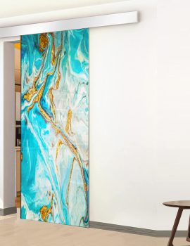 Porta scorrevole moderna con superficie azzurra decorata da un motivo astratto, caratterizzata da linee fluide e forme geometriche che creano un effetto visivo dinamico.