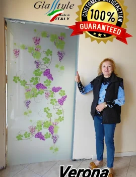 Porta in vetro stratificato personalizzata, progettata specificamente per produttori di vino, con dettagli eleganti e funzionali.