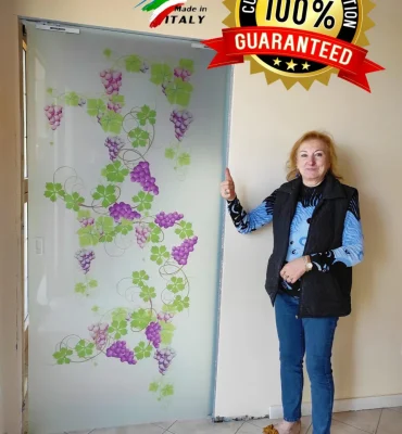 Porta in vetro stratificato personalizzata, progettata specificamente per produttori di vino, con dettagli eleganti e funzionali.